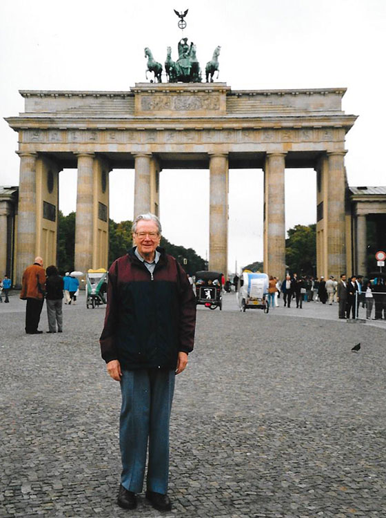 Dr. Irving J. Pflug in Berlin